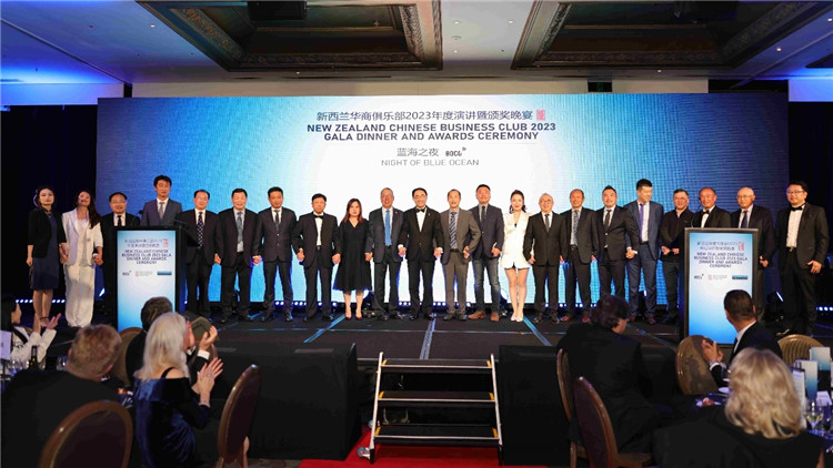 新西蘭華商聯(lián)合總會(huì)首批會(huì)員代表上臺(tái)亮相。攝影：張凱