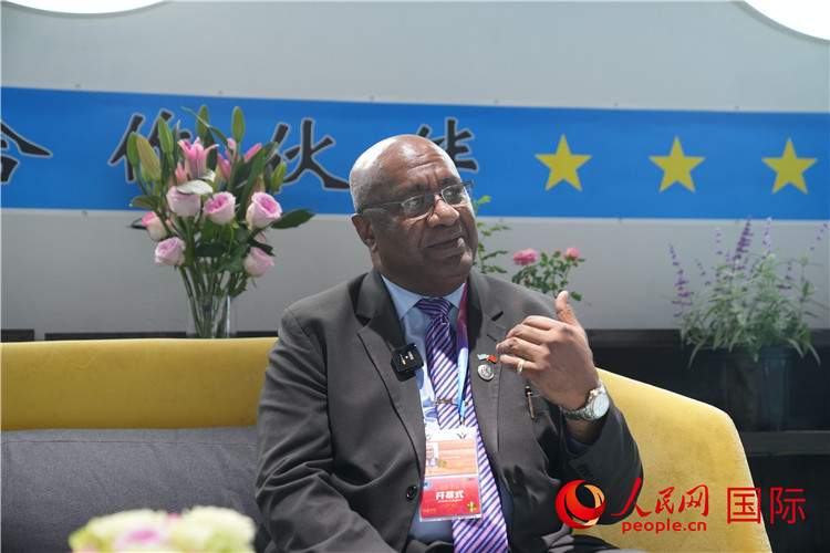 斐濟(jì)副總理兼貿(mào)易部長(zhǎng)卡米卡米加談參加進(jìn)博會(huì)感受。人民網(wǎng)記者 吳超嵐攝