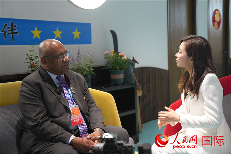 斐濟(jì)副總理兼貿(mào)易部長(zhǎng)卡米卡米加接受人民網(wǎng)記者專訪。人民網(wǎng)記者 吳超嵐攝