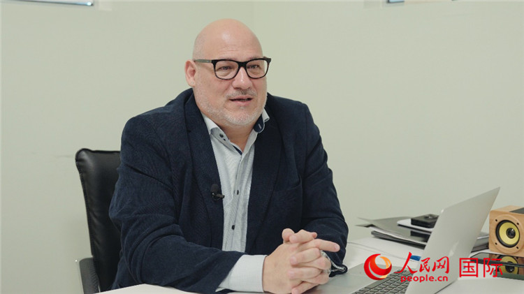 烏拉圭《共和國報》總編輯胡安·布蘭卡接受人民網(wǎng)專訪。人民網(wǎng)記者 張若涵攝