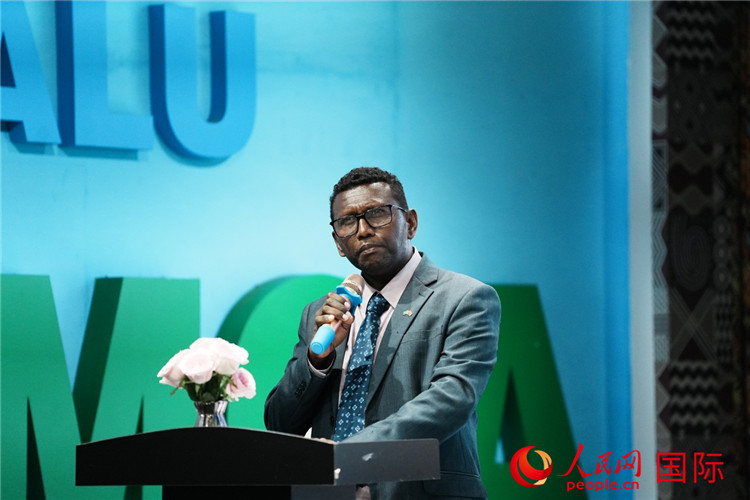 所羅門群島總理代表吉姆森·菲奧·塔南噶達發(fā)表致辭。人民網(wǎng) 彭昱凱攝