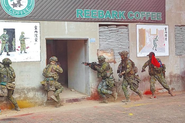 圖為2022年臺(tái)陸軍步訓(xùn)部學(xué)員模擬城鎮(zhèn)戰(zhàn)。圖片來(lái)源：臺(tái)灣《中國(guó)時(shí)報(bào)》。