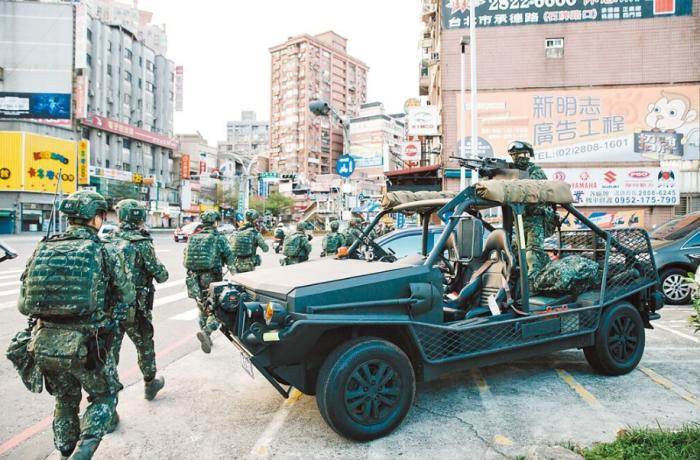 圖為2021年臺(tái)陸軍特種作戰(zhàn)指揮部在演習(xí)。圖片來(lái)源：臺(tái)灣《中國(guó)時(shí)報(bào)》。
