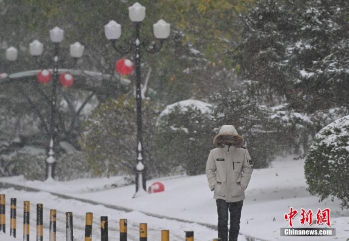 圖為市民在雪中出行。 <a target='_blank' href='/' ><p  align=
