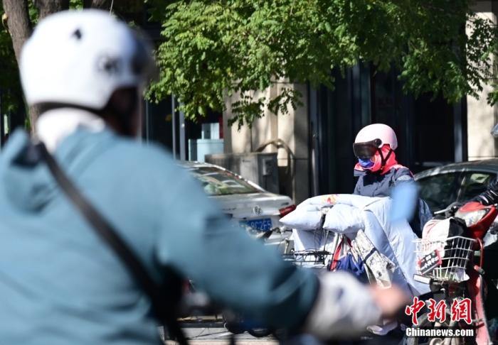 石家莊街頭，市民紛紛穿上厚厚的外套“捂”裝前行。 <a target='_blank' href='/'><p  align=