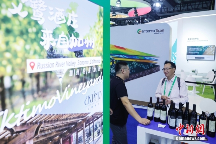 11月6日，參觀者與展臺(tái)工作人員交流。當(dāng)日，第六屆中國(guó)國(guó)際進(jìn)口博覽會(huì)在國(guó)家會(huì)展中心(上海)舉行。據(jù)上海美國(guó)商會(huì)官網(wǎng)消息，為進(jìn)一步加強(qiáng)中美經(jīng)貿(mào)聯(lián)系，上海美國(guó)商會(huì)與美國(guó)農(nóng)業(yè)部合作參展2023年第六屆中國(guó)國(guó)際進(jìn)口博覽會(huì)。今年是美國(guó)政府首次設(shè)立官方展館。<a target='_blank' href='/'><p  align=