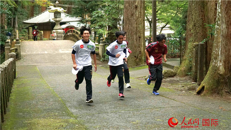 中日青少年在百年古剎里奔跑，揮灑青春的汗水。人民網(wǎng) 蔣曉辰攝