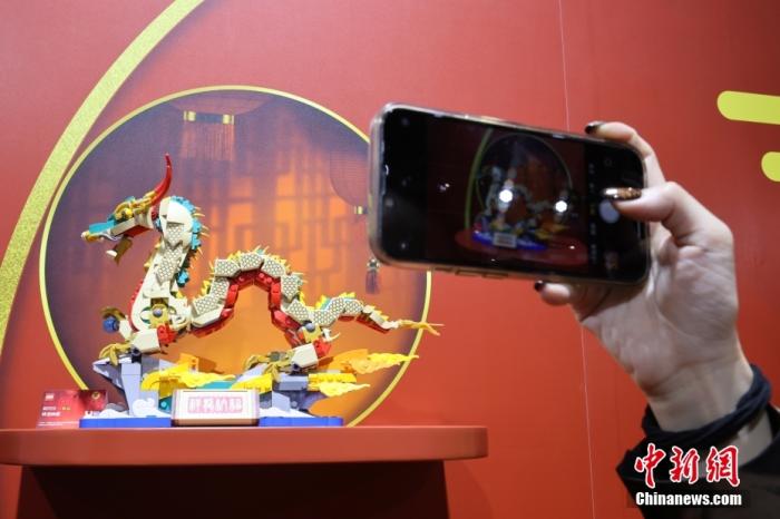 第六屆中國(guó)國(guó)際進(jìn)口博覽會(huì)舉行，消費(fèi)品展區(qū)展出以生肖龍為題材的中國(guó)元素產(chǎn)品。<a target='_blank' href='/'><p  align=