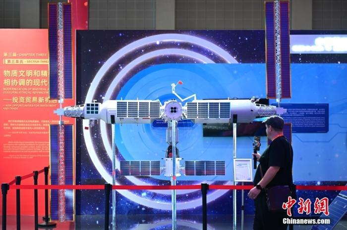 11月5日，觀眾在進(jìn)博會(huì)中國(guó)館參觀拍攝中國(guó)空間站模型。<a target='_blank' href='/'><p  align=