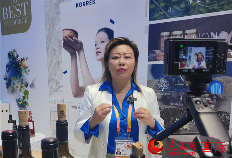 希華集團聯(lián)合創(chuàng)始人兼總裁索菲亞女士接受采訪。人民網(wǎng) 殷韜攝