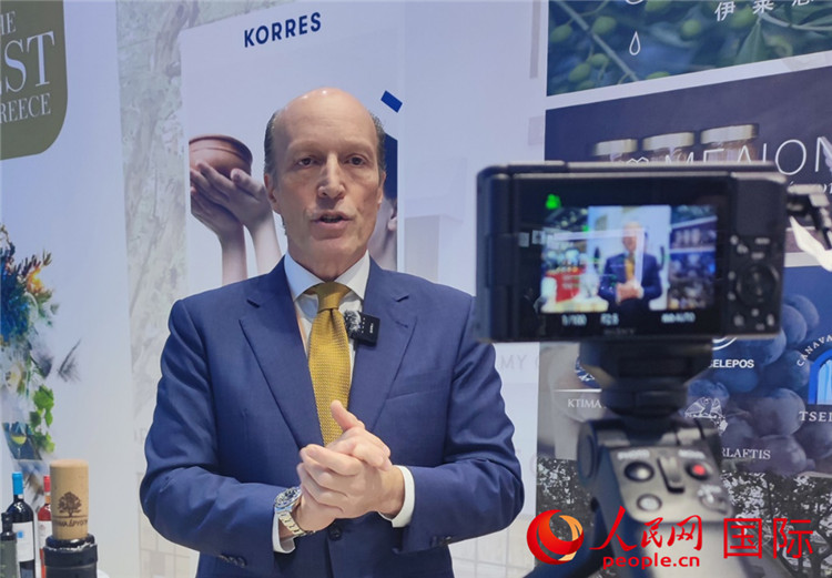 希華集團創(chuàng)始人兼首席執(zhí)行官甘德密先生接受采訪。人民網(wǎng) 殷韜攝