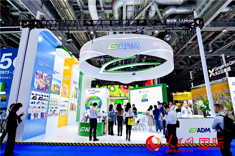 美國(guó)農(nóng)產(chǎn)品加工和貿(mào)易企業(yè)ADM在進(jìn)博會(huì)的展臺(tái)。人民網(wǎng)記者 趙益普攝