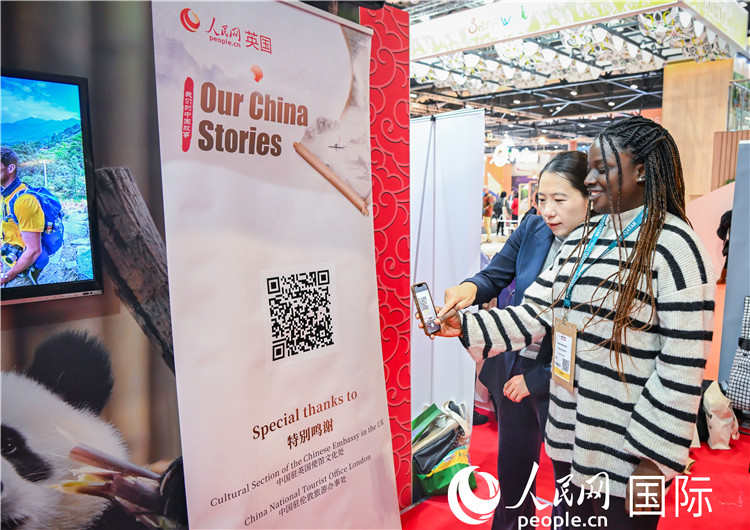 觀眾掃碼《我們的中國(guó)故事》系列視頻。人民網(wǎng) 郭錦標(biāo)攝