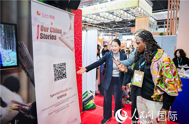 觀眾掃碼《我們的中國(guó)故事》系列視頻。人民網(wǎng) 郭錦標(biāo)攝