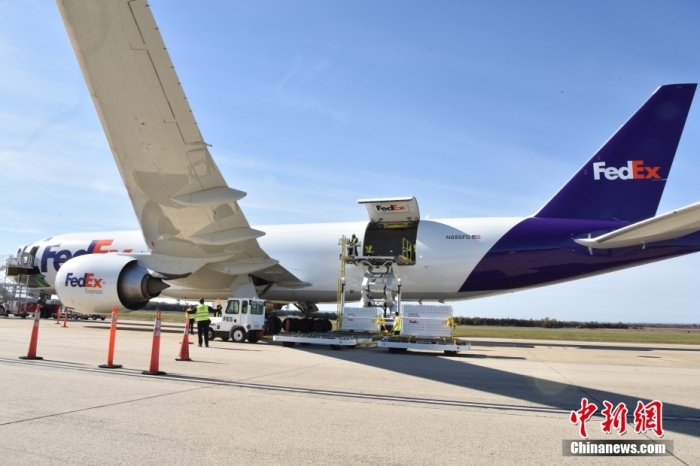 當(dāng)?shù)貢r間11月8日，美國華盛頓史密森學(xué)會國家動物園的大熊貓“美香”“添添”和它們的幼崽“小奇跡”乘坐的專機從華盛頓杜勒斯國際機場起飛前往中國成都。圖為裝有大熊貓的特制“旅行箱”正在運上專機。<a target='_blank' href='/'><p  align=
