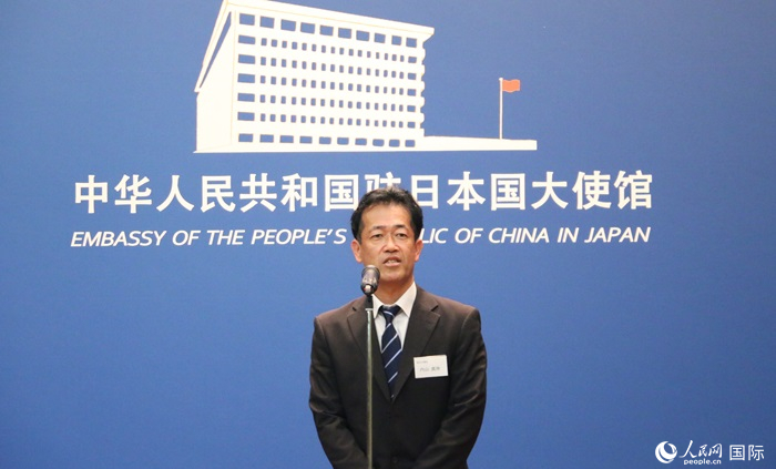 導(dǎo)師代表、東京大學(xué)教授內(nèi)山真伸發(fā)表致辭。人民網(wǎng) 許可攝