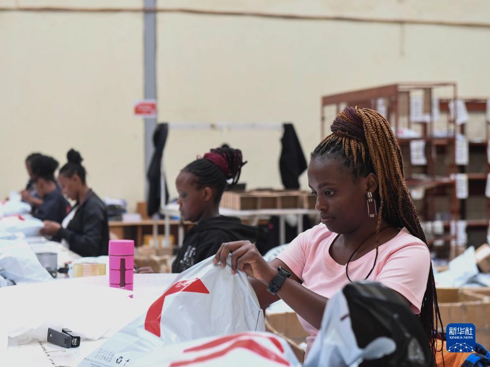 11月10日，在肯尼亞姆洛隆戈，Kilimall員工在倉(cāng)庫(kù)內(nèi)包裝商品。新華社記者 李亞輝 攝