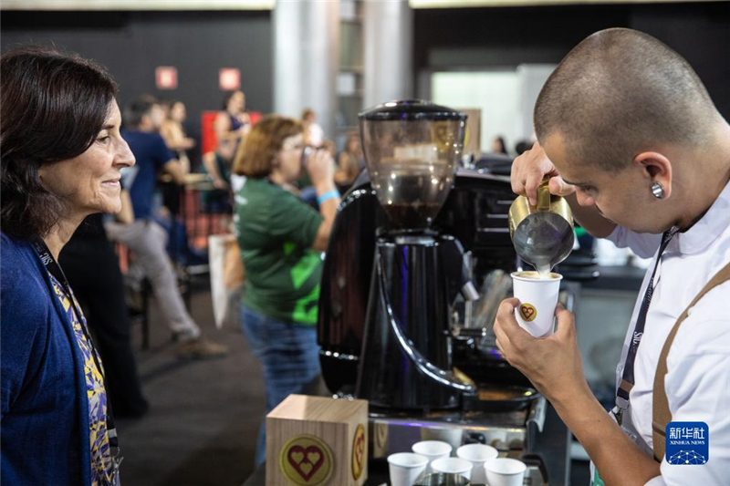 11月9日，咖啡師在巴西貝洛奧里藏特舉行的咖啡周上為參觀者制作咖啡。新華社記者 王天聰 攝