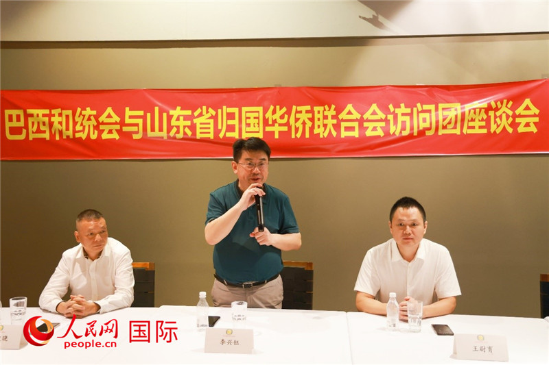 中國(guó)僑聯(lián)副主席、山東省僑聯(lián)主席李興鈺（中）在座談會(huì)上致辭。人民網(wǎng)記者 陳海琪攝