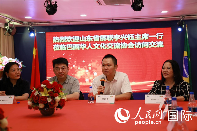 中國駐里約熱內(nèi)盧副總領事王尉育（右二）發(fā)表致辭。人民網(wǎng)記者宋亦然攝