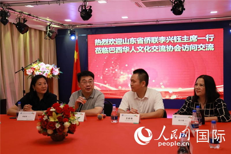 山東省僑聯(lián)主席李興鈺（左二）和與會僑領座談。人民網(wǎng)記者宋亦然攝