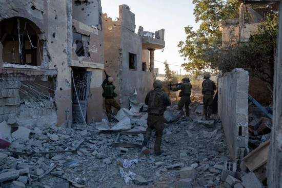 這張以色列國(guó)防軍11月12日發(fā)布的照片顯示，以軍地面部隊(duì)在加沙地帶北部開(kāi)展軍事行動(dòng)。新華社發(fā)