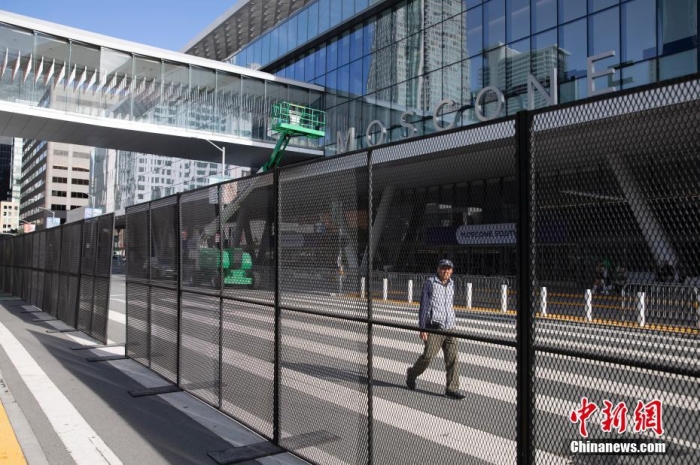 當(dāng)?shù)貢r(shí)間11月10日，一名行人從美國(guó)舊金山莫斯康中心周圍的金屬圍欄旁經(jīng)過(guò)。隨著亞太經(jīng)合組織(APEC)第三十次領(lǐng)導(dǎo)人非正式會(huì)議臨近，作為會(huì)議場(chǎng)地的莫斯康中心附近出現(xiàn)金屬圍欄，執(zhí)勤警察也大幅增加。<a target='_blank' href='/'><p  align=