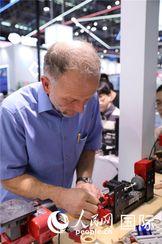 第25屆中國國際高新技術(shù)成果交易會(huì)15日在深圳開幕，圖為展商現(xiàn)場(chǎng)演示精密加工工具。人民網(wǎng)記者 魯揚(yáng)攝