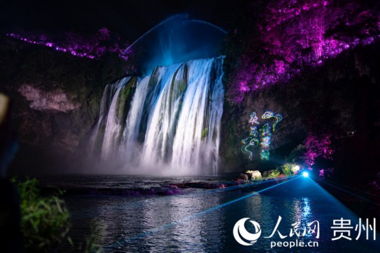 光影中的黃果樹大瀑布。人民網(wǎng) 陽茜攝