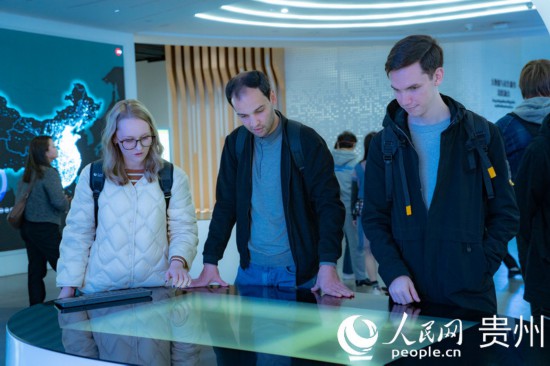 在國家大數(shù)據(jù)（貴州）綜合試驗區(qū)交流體驗中心，歐亞國家記者體驗貴州大數(shù)據(jù)應用場景。人民網(wǎng) 陽茜攝