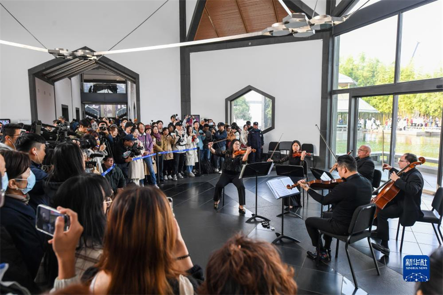 11月16日，費城交響樂團的演奏家們在蘇州博物館大廳內(nèi)演奏。新華社記者 李博 攝