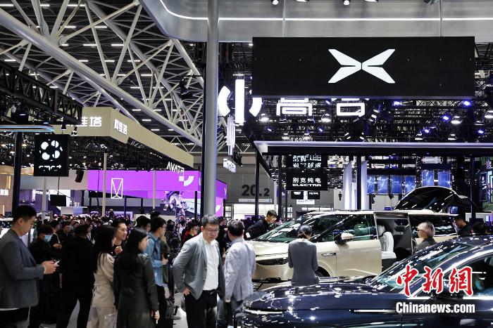 11月17日，廣州車展展館人流如織。中新財(cái)經(jīng)記者 葛成 攝