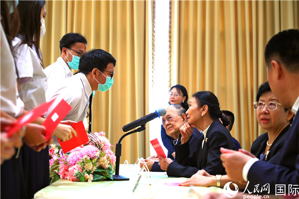 圖為獎助學(xué)金頒發(fā)現(xiàn)場。人民網(wǎng)記者 白元琪攝