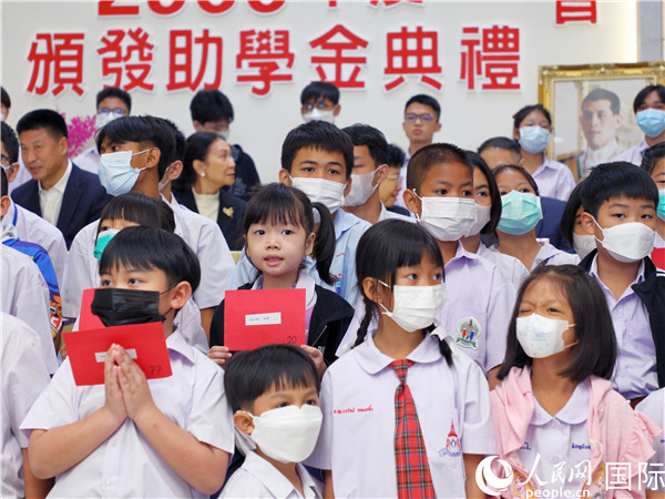 圖為出席嘉賓和現(xiàn)場獲獎學(xué)生合影留念。人民網(wǎng)記者 白元琪攝