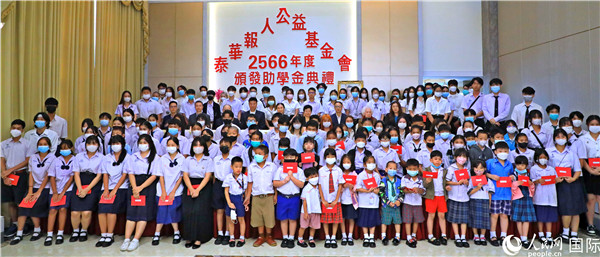 圖為出席嘉賓和現(xiàn)場獲獎學(xué)生合影留念。人民網(wǎng)記者 白元琪攝