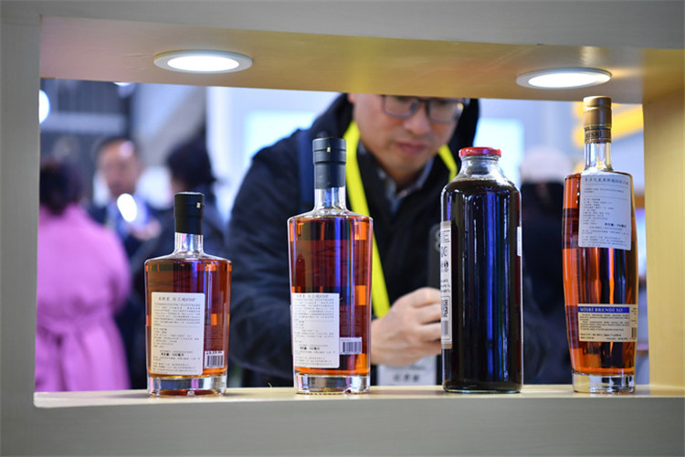 11月16日，觀眾在第七屆絲博會上參觀阿塞拜疆展位上的酒水產(chǎn)品。新華社記者 邵瑞 攝