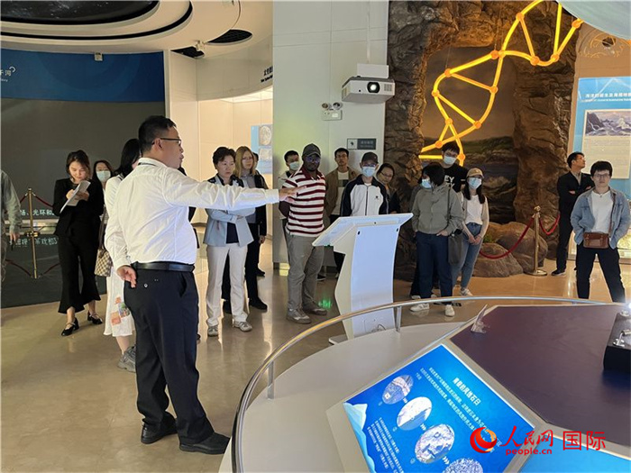 中外記者在深圳大鵬半島國(guó)家地質(zhì)公園博物館參觀。人民網(wǎng)記者 陳思攝