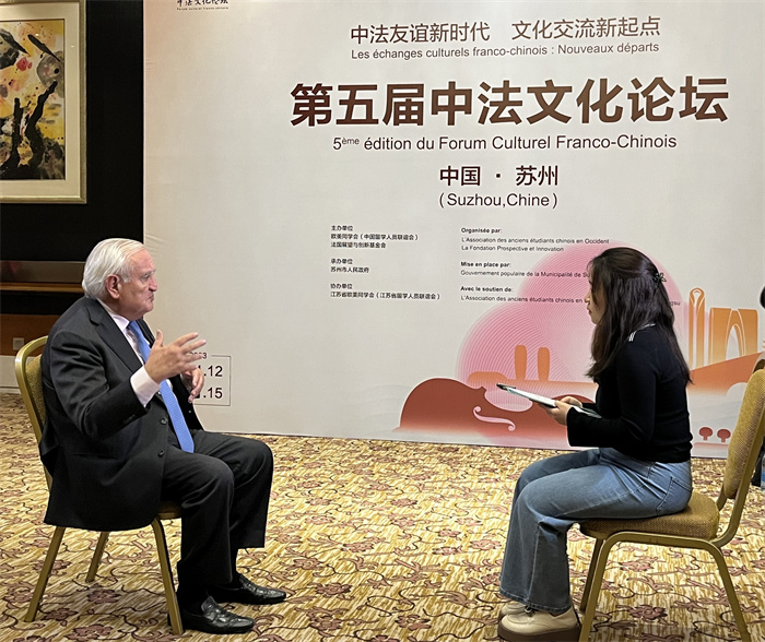 法國(guó)前總理、法國(guó)展望與創(chuàng)新基金會(huì)主席讓-皮埃爾·拉法蘭接受人民網(wǎng)的采訪。（國(guó)際在線供圖）