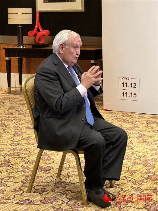 法國(guó)前總理、法國(guó)展望與創(chuàng)新基金會(huì)主席讓-皮埃爾·拉法蘭接受人民網(wǎng)的采訪。（人民網(wǎng) 謝瑩攝）