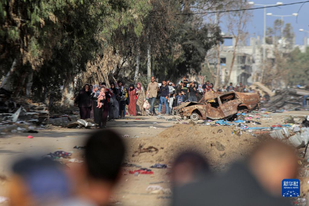 11月18日，在加沙地帶南部地區(qū)，巴勒斯坦人向南遷移。