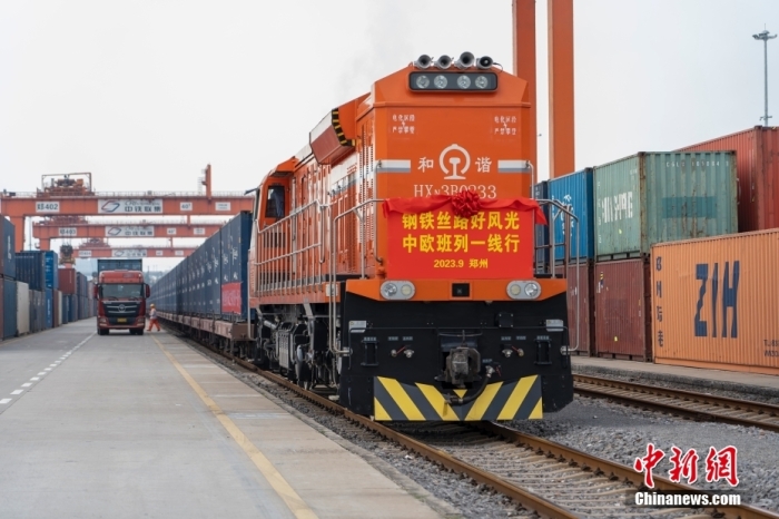 資料圖：河南鄭州，一列滿載貨物的中歐班列(鄭州)從中國鐵路鄭州局集團(tuán)有限公司圃田車站駛出，開往德國漢堡。<a target='_blank' href='/'><p  align=