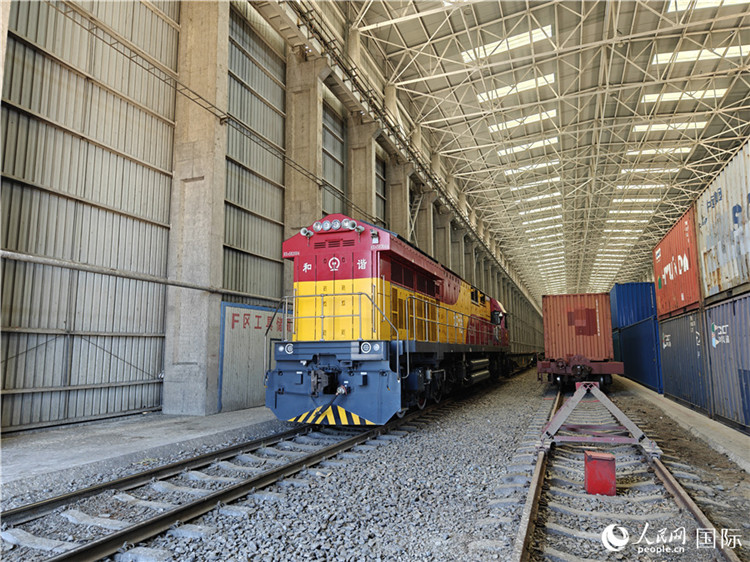 換裝完畢的中歐班列即將從換裝庫內駛出。人民網(wǎng)記者 劉潔妍攝