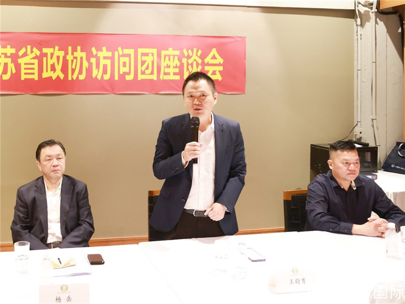 中國(guó)駐里約總領(lǐng)館副總領(lǐng)事王尉育（中）在座談會(huì)上致辭。人民網(wǎng)記者 陳海琪攝