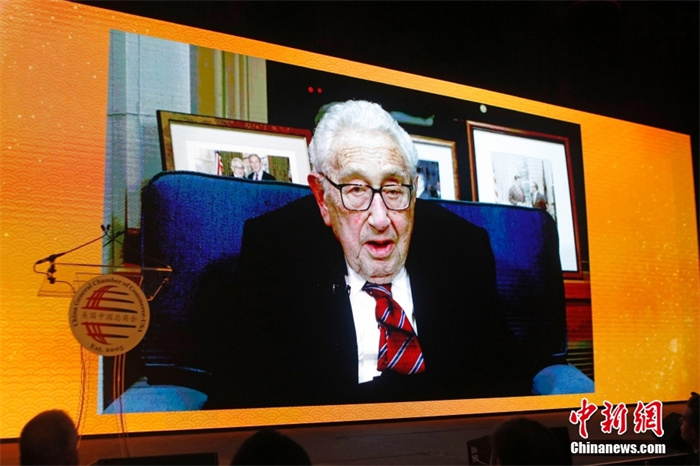 當(dāng)?shù)貢r間2023年1月18日晚，美國中國總商會(CGCC)在紐約舉行2023年中國農(nóng)歷新年晚宴。圖為亨利·基辛格以視頻方式致辭。<a target='_blank' href='/' _fcksavedurl='/'><p  align=