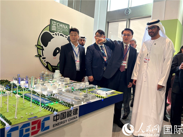 COP28主席蘇爾坦·賈比爾參觀中國(guó)角展示。人民網(wǎng)記者任皓宇攝