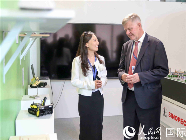 嘉賓參觀中國(guó)角展示。人民網(wǎng) 塔里克·易卜拉欣攝