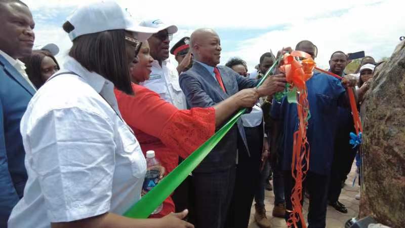 嘉賓為學(xué)校剪彩。主辦方供圖