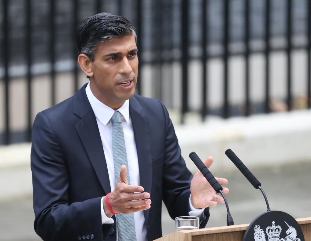 2022年10月25日，里?！ぬK納克在英國(guó)倫敦唐寧街10號(hào)首相府前發(fā)表講話。新華社記者李穎攝