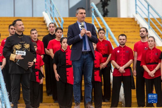 12月2日，希臘文化部副部長赫里斯托斯·季馬斯（中）在希臘雅典圣誕劇場舉行的“中希國際戲劇節(jié)”開幕式上講話。新華社發(fā)（馬里奧斯·羅洛斯攝）