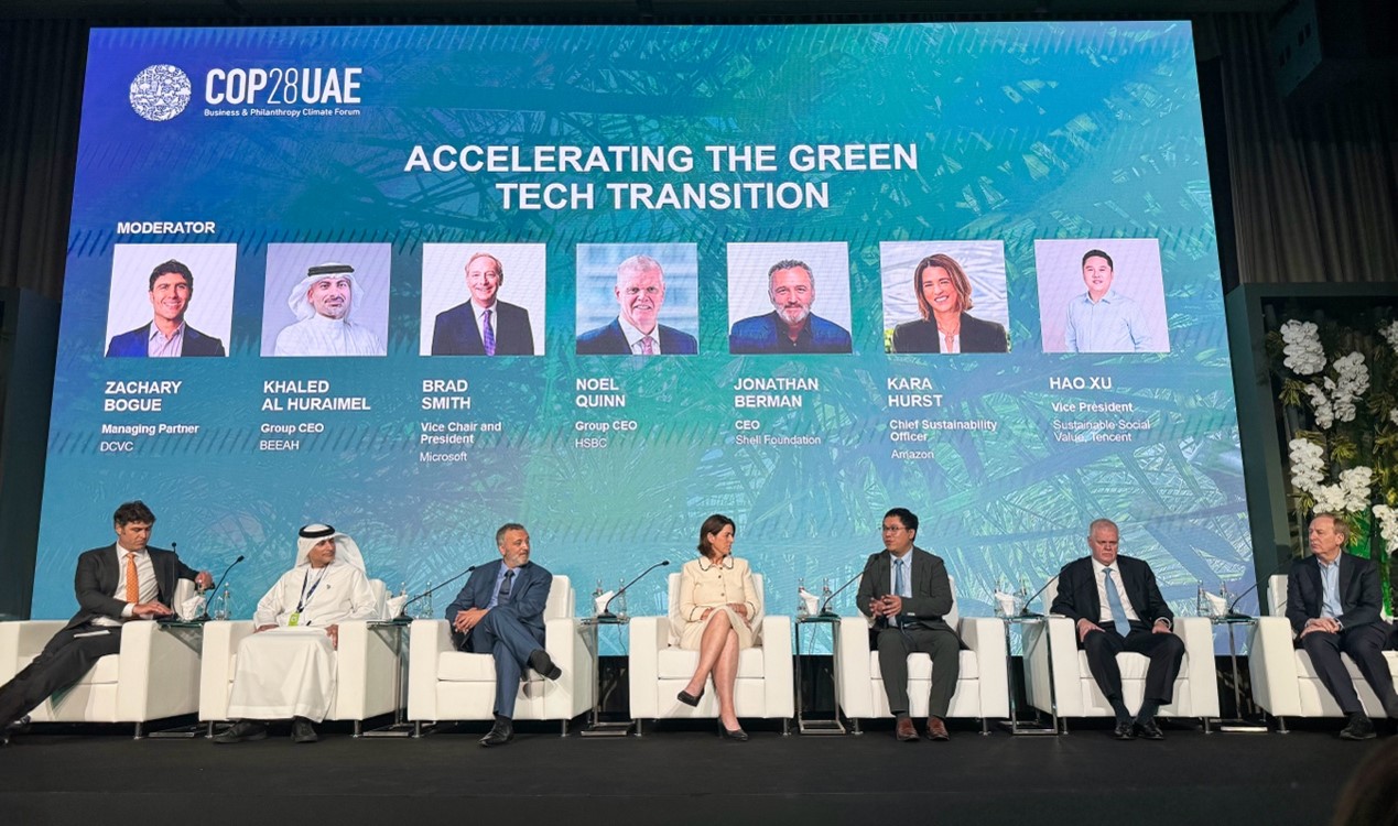 騰訊可持續(xù)社會價值副總裁、騰訊碳中和實驗室負責人許浩（右三）在COP28上和微軟公司主席(右一)、匯豐銀行全球首席執(zhí)行官(右二)以及亞馬遜首席可持續(xù)發(fā)展官(左四)等對話。圖片由騰訊公司提供